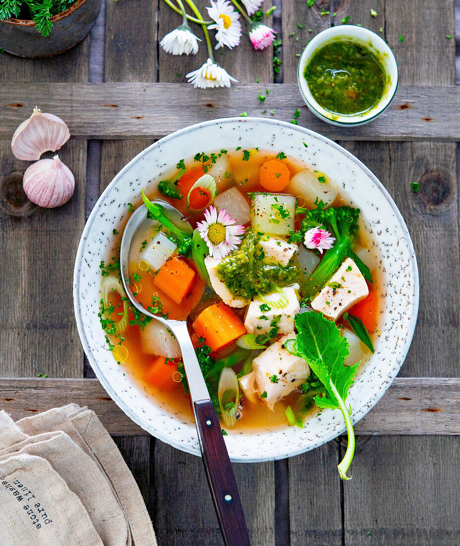 Minestrone with chicken breast and pesto