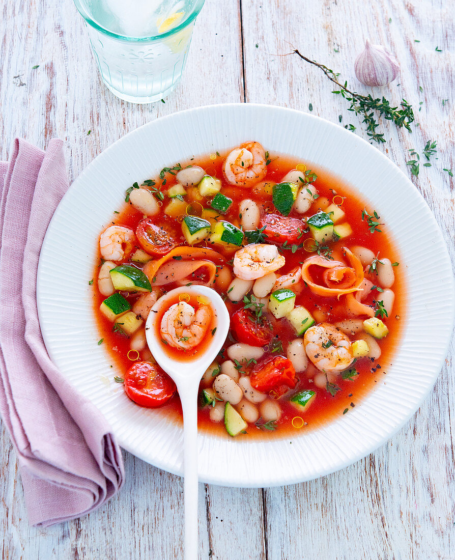 Tomato soup with prawns and vegetables