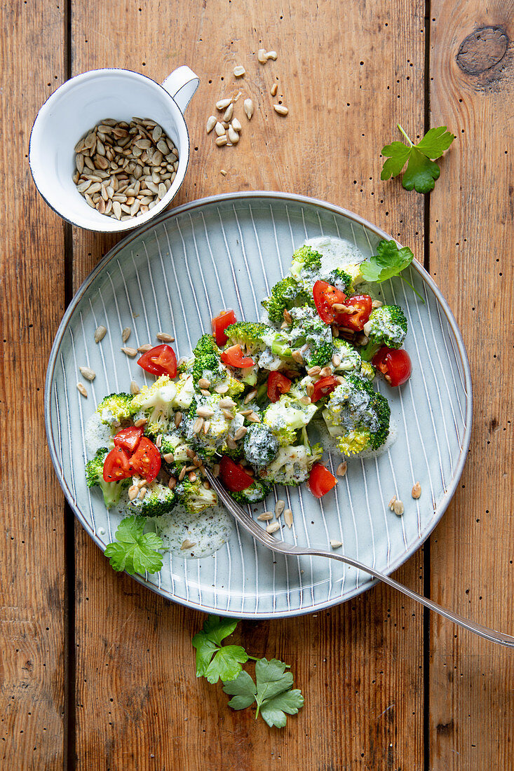 Brokkolisalat mit Kirschtomaten und Sonnenblumenkernen