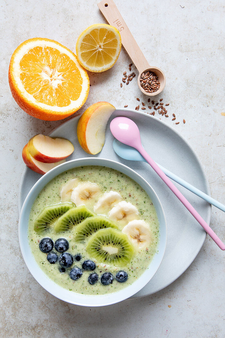 Smoothie-Bowl mit Kiwi, Bananen und Heidelbeeren