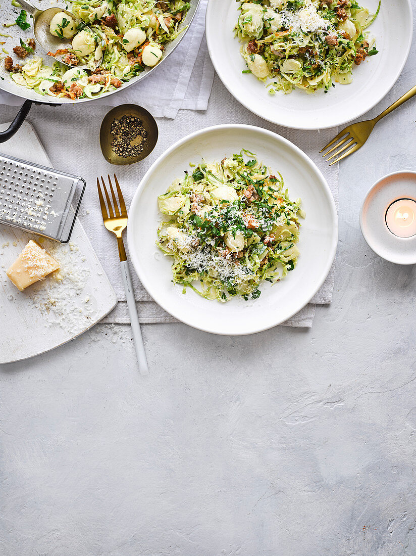 Gnocchi mit Senf, Wurst und Rosenkohl