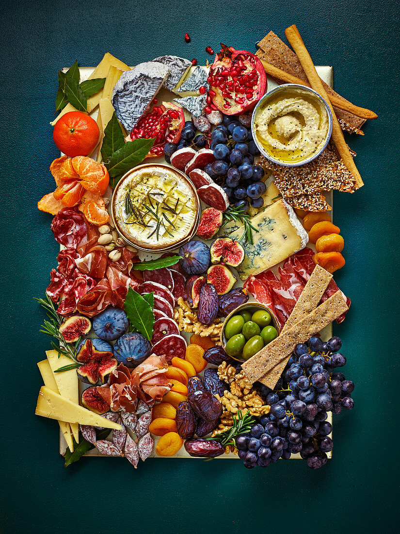 Kalte Platte mit Schinken, Wurst, Käse, Obst und Dips