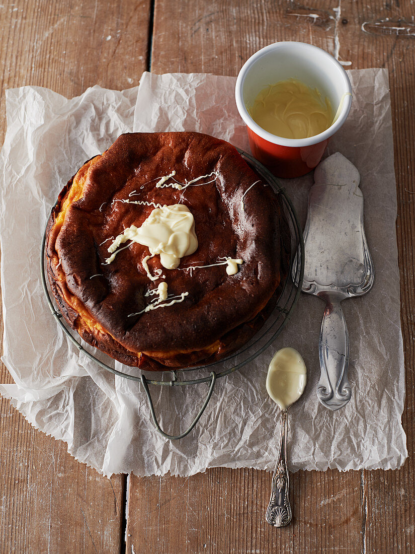 Kürbis-Käsekuchen mit weißer Schokolade überziehen