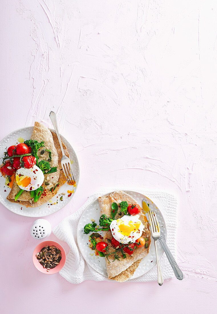 Poached eggs with broccoli, tomatoes and wholemeal flatbread