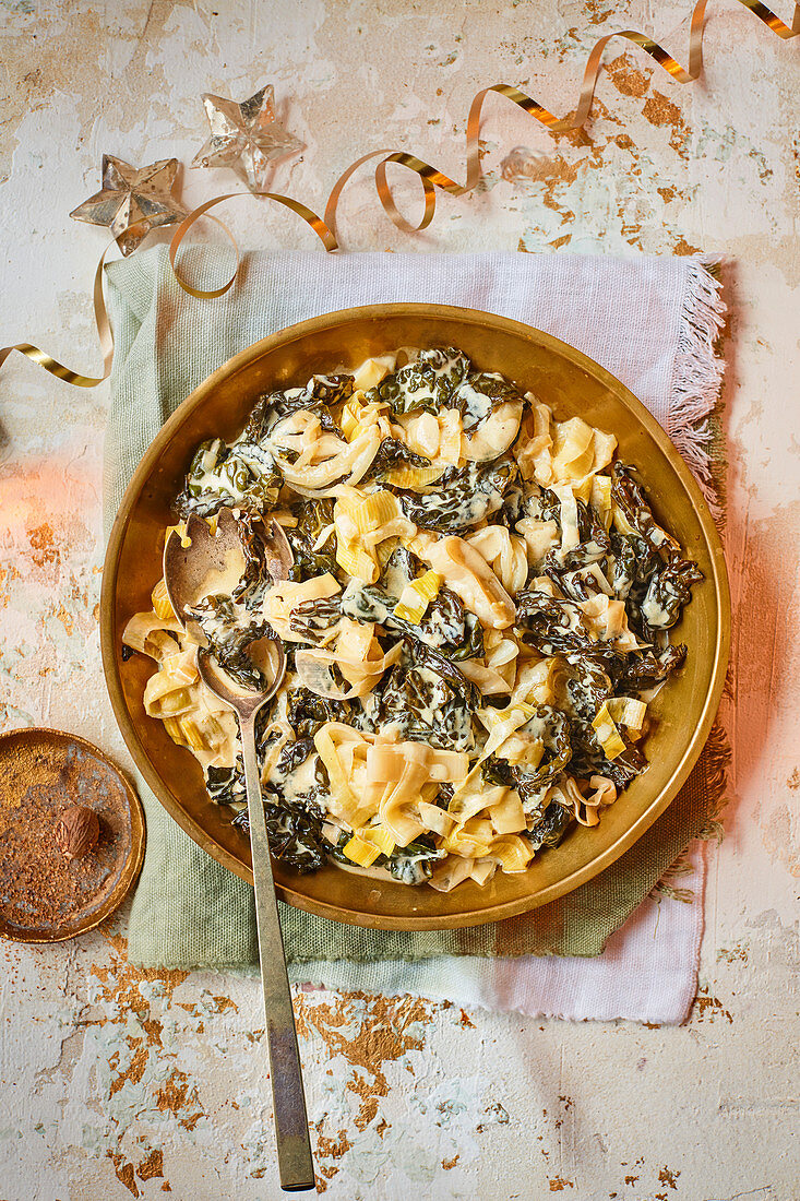 Slow Cooked Cavolo Nero mit Sahne, Lauch und Käse