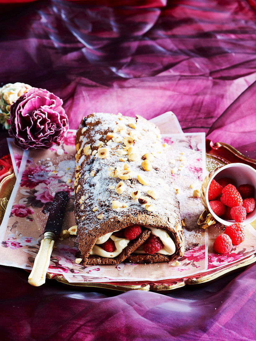 Schokoladenbiskuitrolle mit Kaffeecreme und Himbeeren