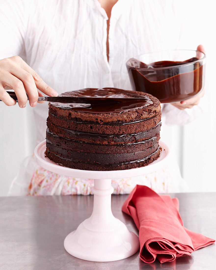 Sechsschichtige Schokoladentorte zubereiten: Torte glasieren