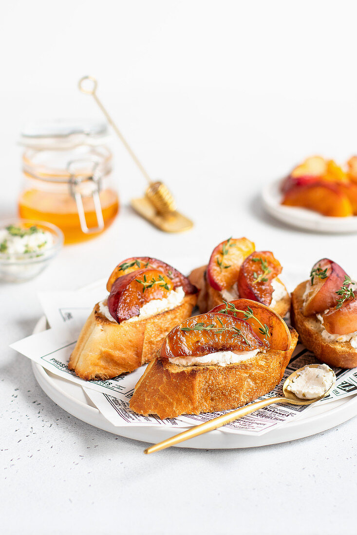 Peachetta - gegrilltes Brot mit Pfirsichen und Frischkäse