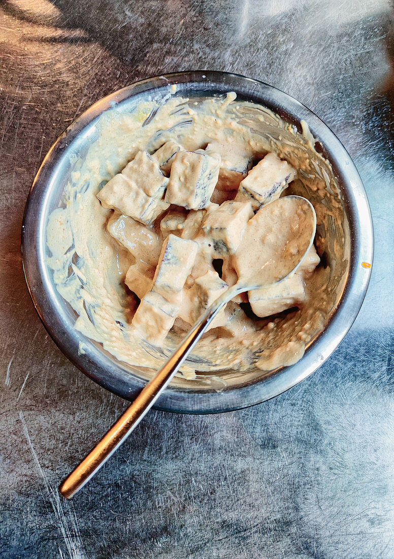 Marinierter Tofu in Schüssel