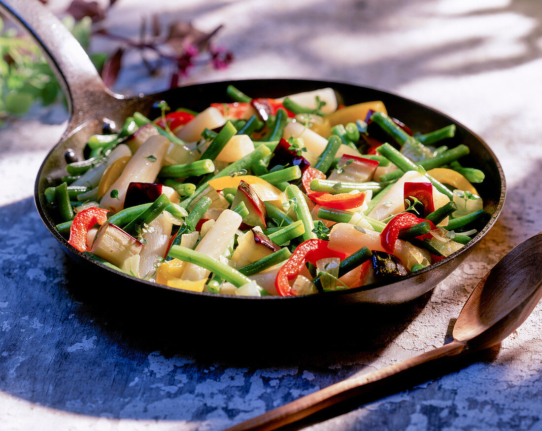 Gemüsepfanne mit Spargel und grünen Bohnen