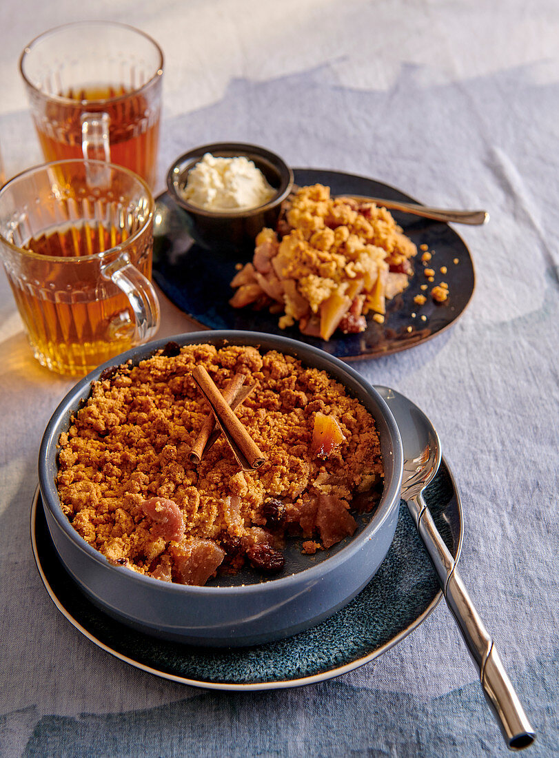 Crumble with apple and banana