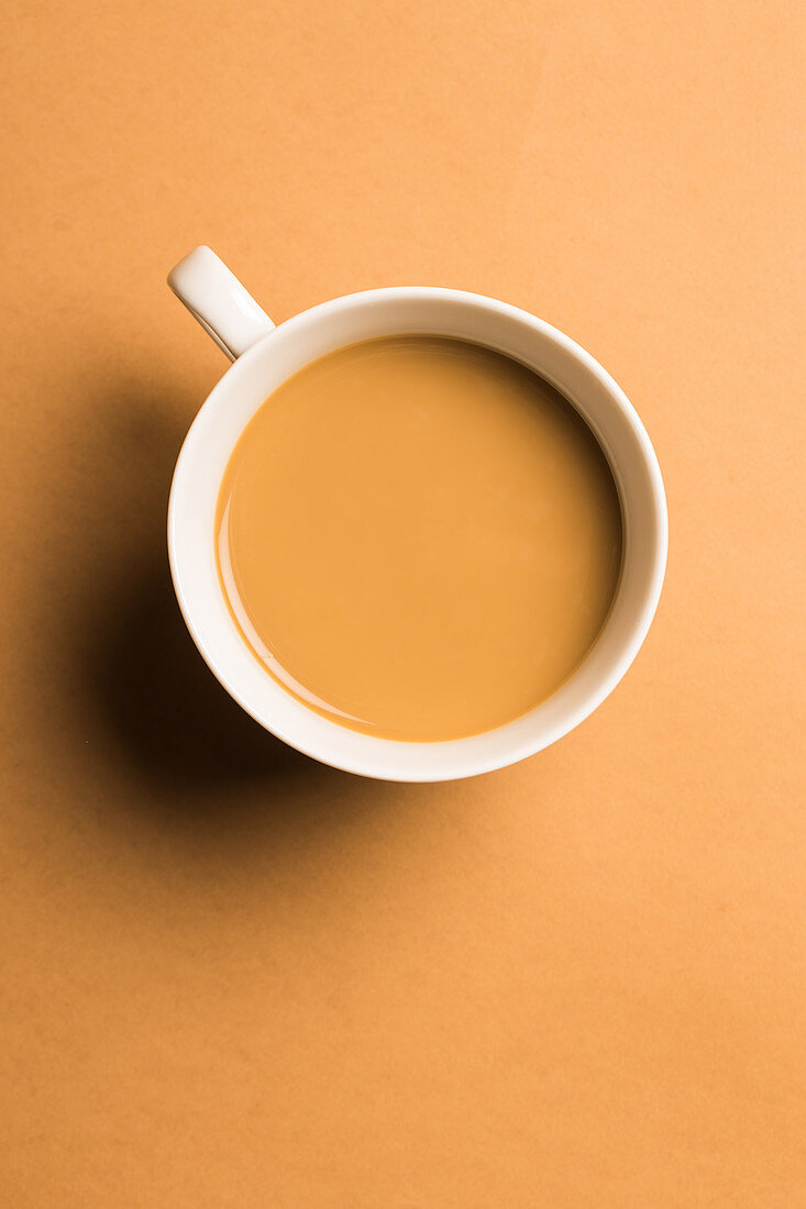 Eine Tasse Kaffee mit Milch