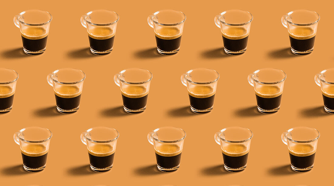 Viele Tassen heißer Espresso in Reihen