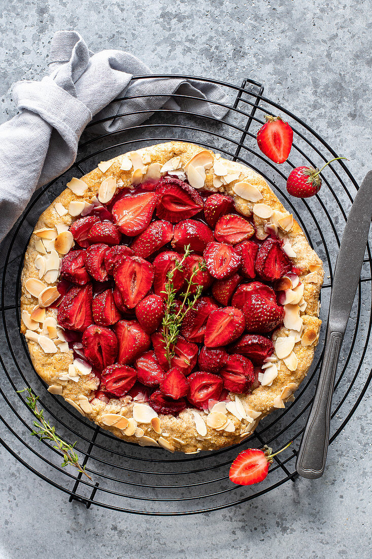 Erdbeer-Galette mit Mandeln auf Abkühlgitter