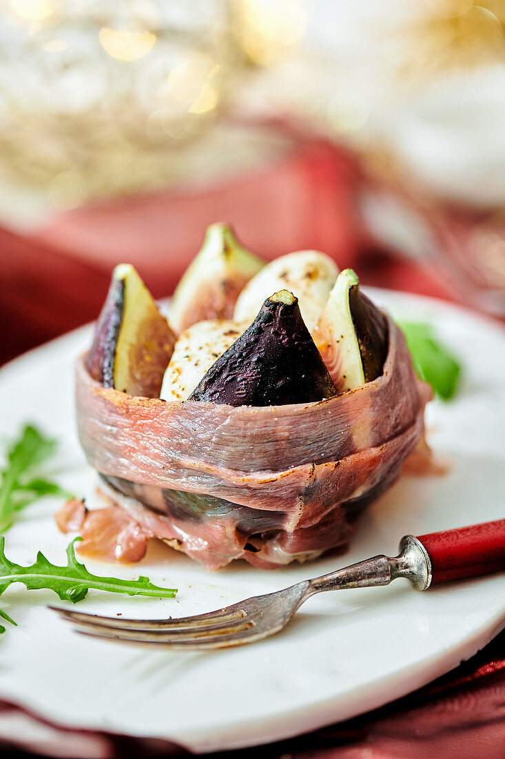 Baked figs with melted mozzarella in a Parma ham coating (Christmas)