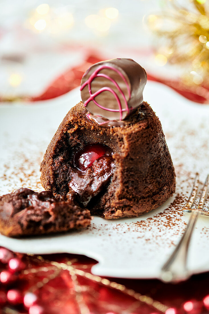 Maraschino-Pudding mit geschmolzener Schokolade