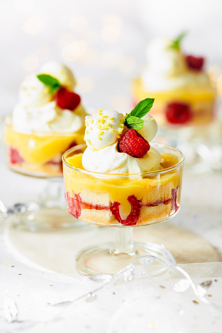 Drizzle Trifle mit Ziitronencreme und Himbeeren (weihnachtlich)