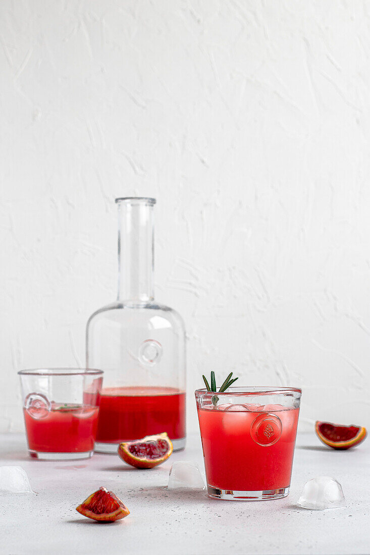 Blutorangensaft mit Eiswürfeln