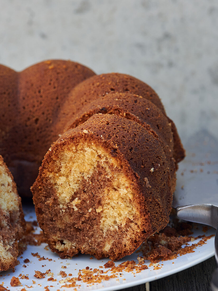 Cinnamon wreath cake, sliced