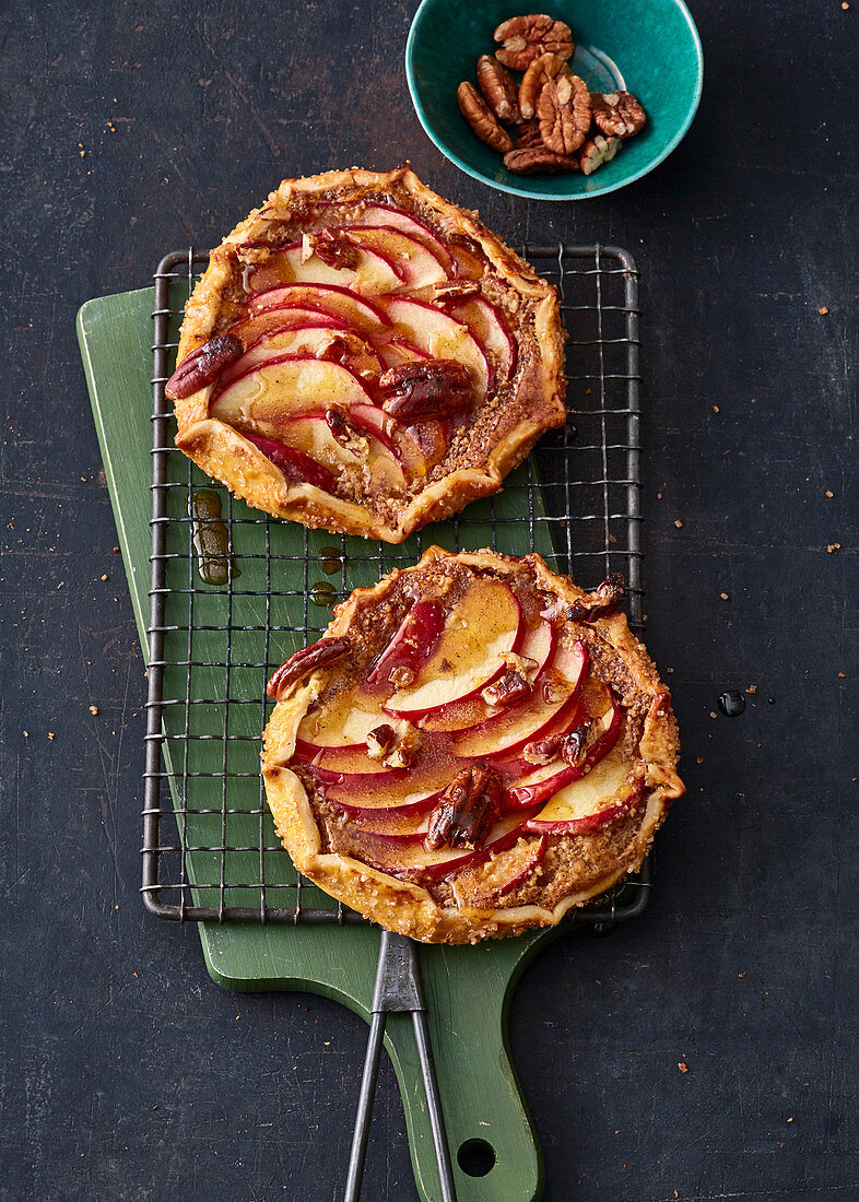 Apple gallettes with honey and pecan nuts
