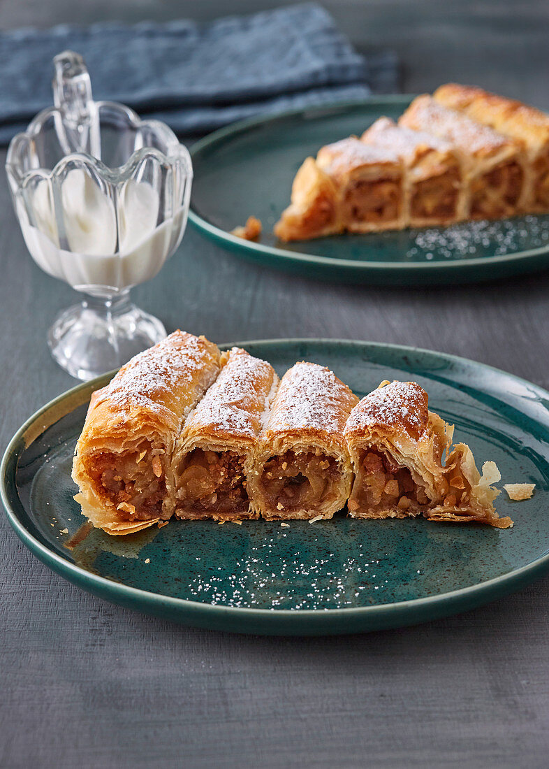 Süßer Börek-Kuchen mit Apfel