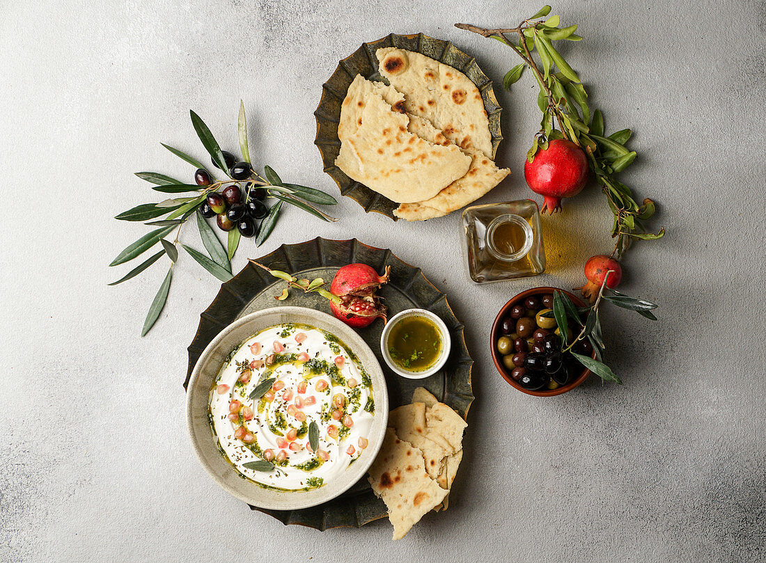 Labneh mit Taftan-Brot und Granatapfel (Iran)