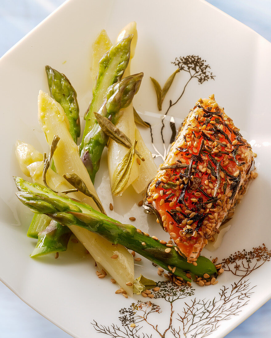 Salmon with sesame seeds and asparagus