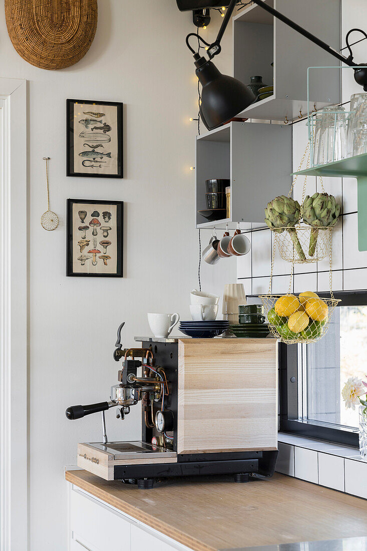 Kaffeemaschine in der Küche mit grauen Wandregalen