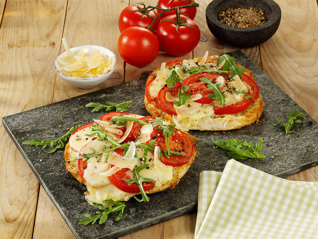 Fladenbrot-Pizza mit Tomate, Mozzarella und Rucola