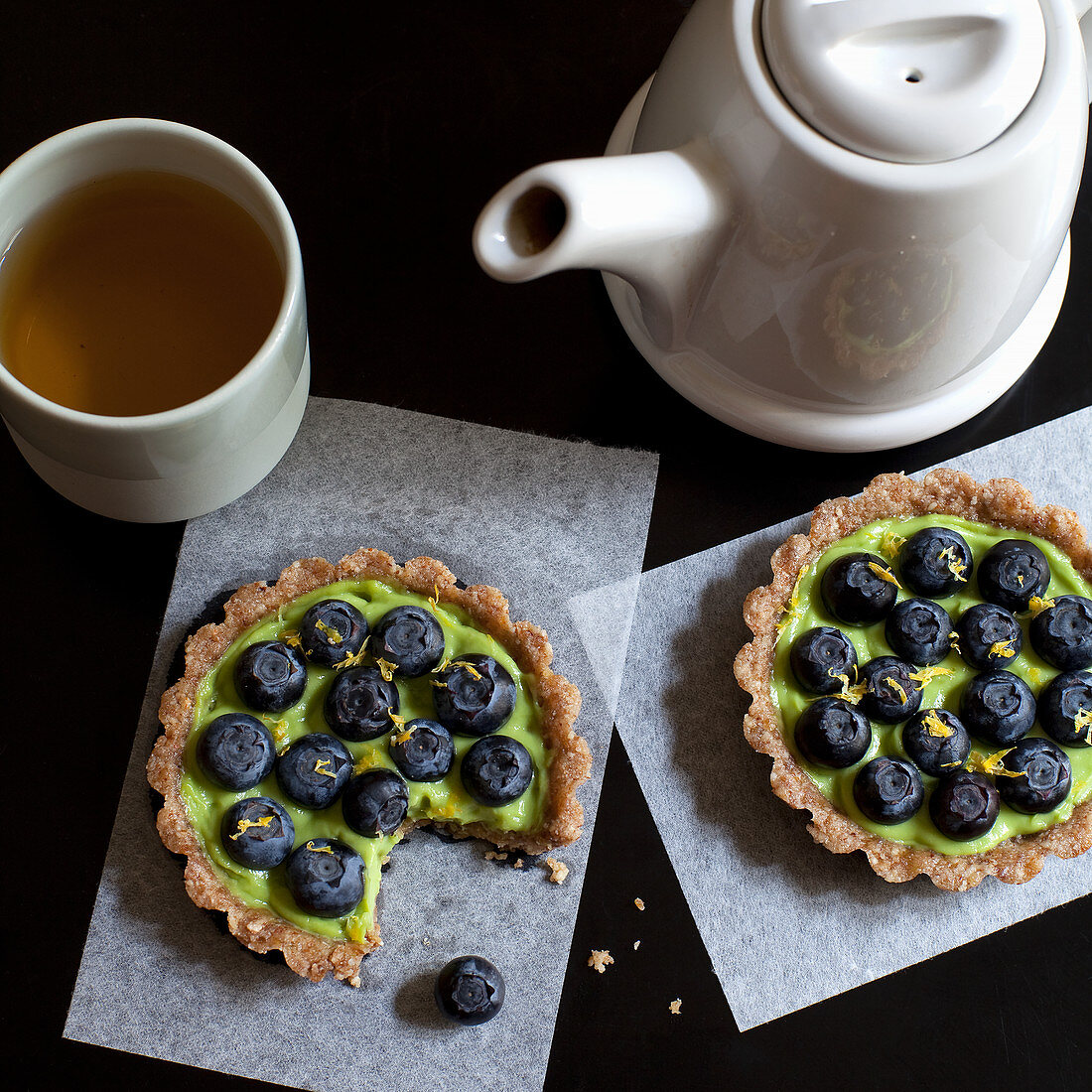 Rohe Avocado-Pies mit Blaubeeren