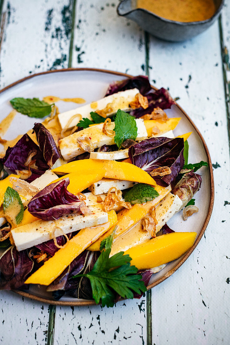 Mango-Paneer-Salat mit Radicchio und Schalotten