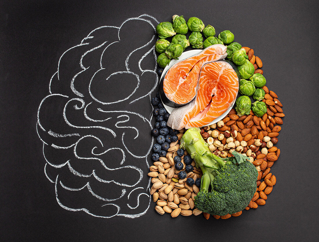 Kreidezeichnung vom Gehirn mit verschiedenen Brainfood-Nahrungsmitteln