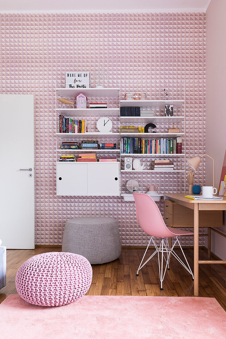 Schreibtisch und Regal im Mädchenzimmer mit rosa Tapete