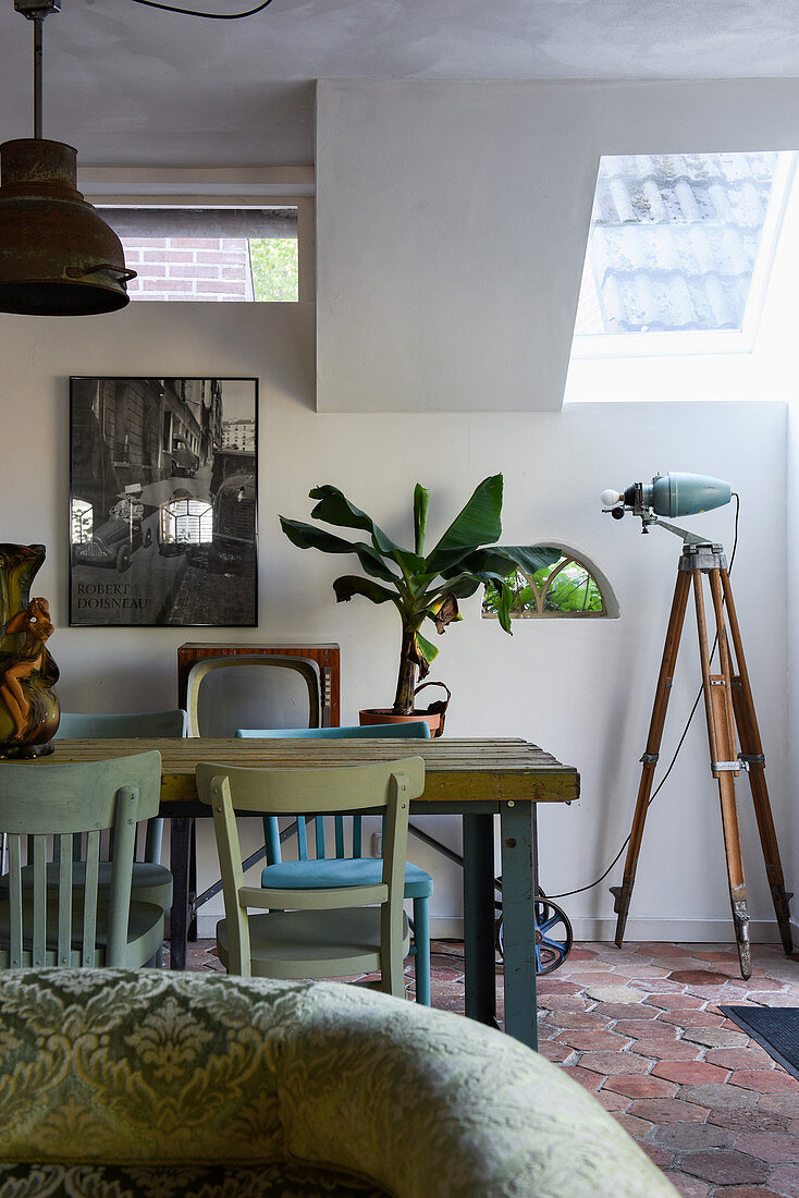 Dining room with terracotta floor and vintage furniture