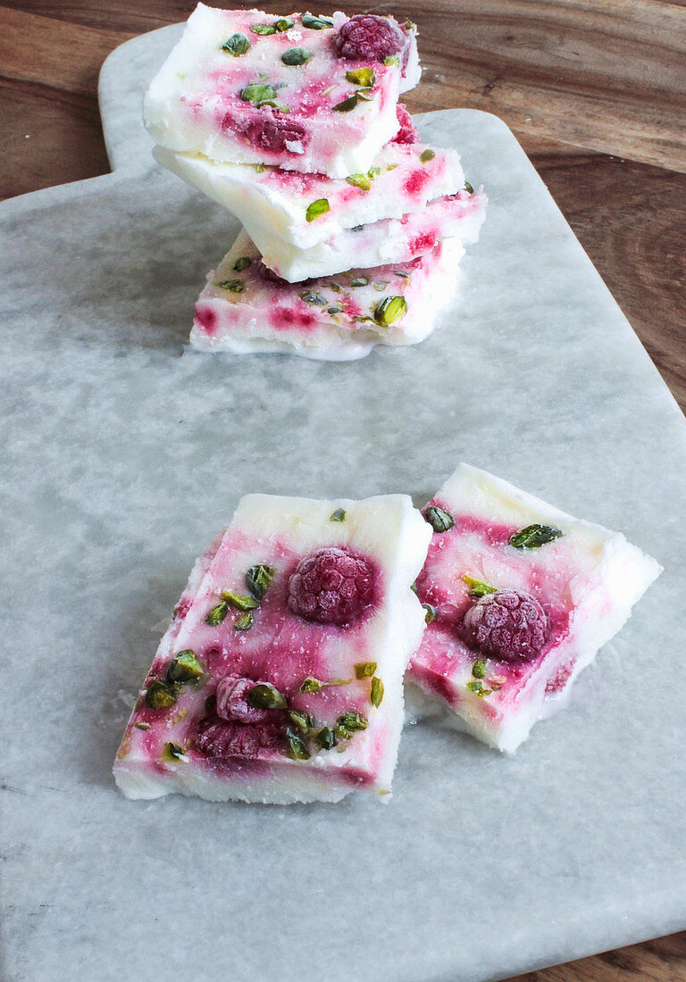 Frozen yoghurt bars made with raspberries and pistachios
