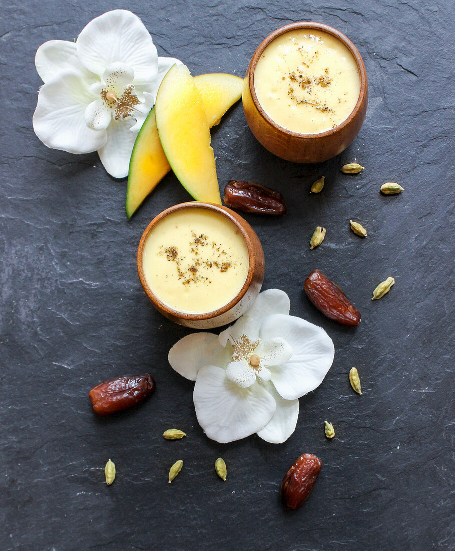 Mango-Lassi mit Datteln und Kardamom