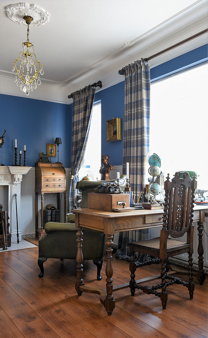 Gedrechselter Stuhl und Schreibtisch im klassischen Wohnzimmer