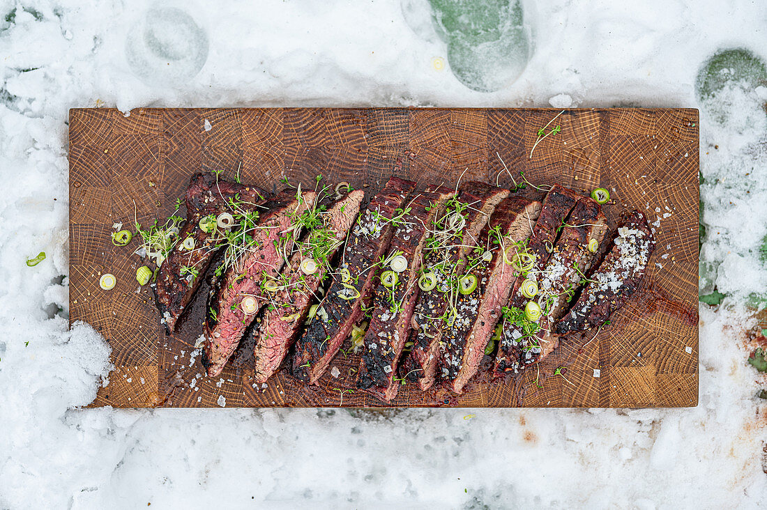 Gegrilltes Flanksteak mit Meersalz und Kresse