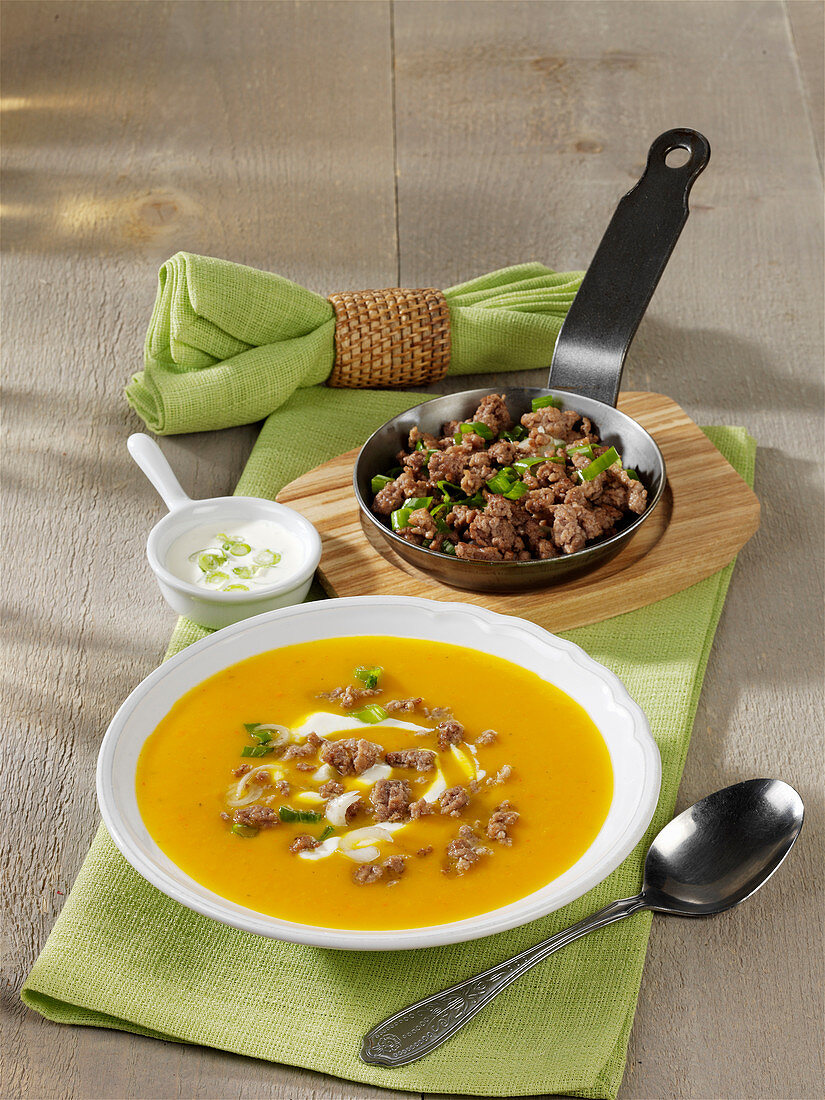 Pumpkin soup with minced meat