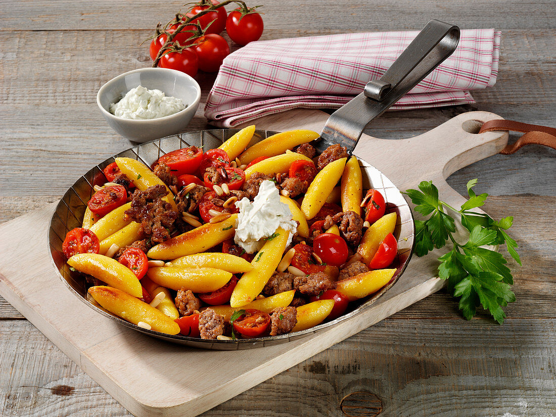 Schupfnudel minced meat pan with tomatoes and pine nuts