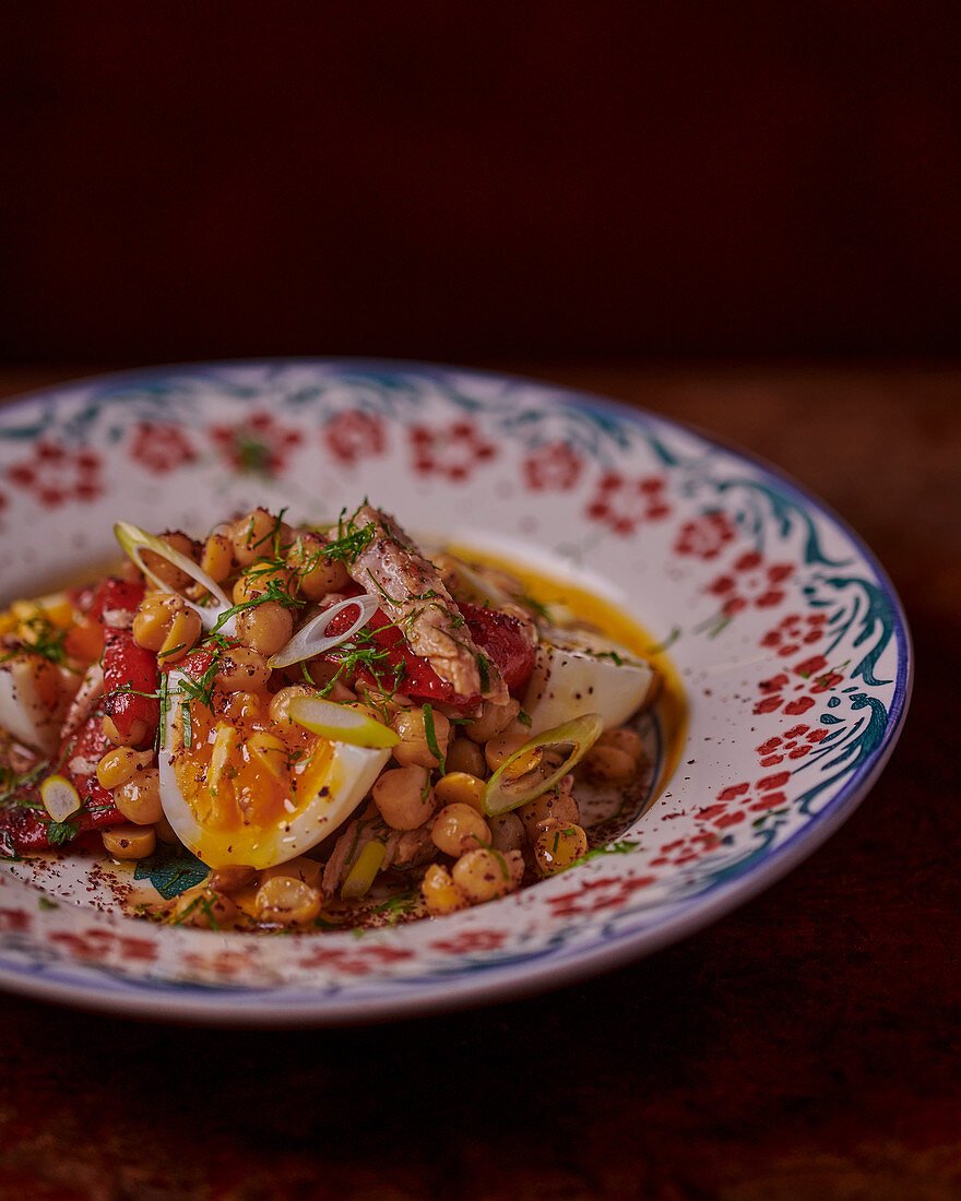 Kichererbsensalat mit Thunfisch, Ei und Frühlingszwiebeln