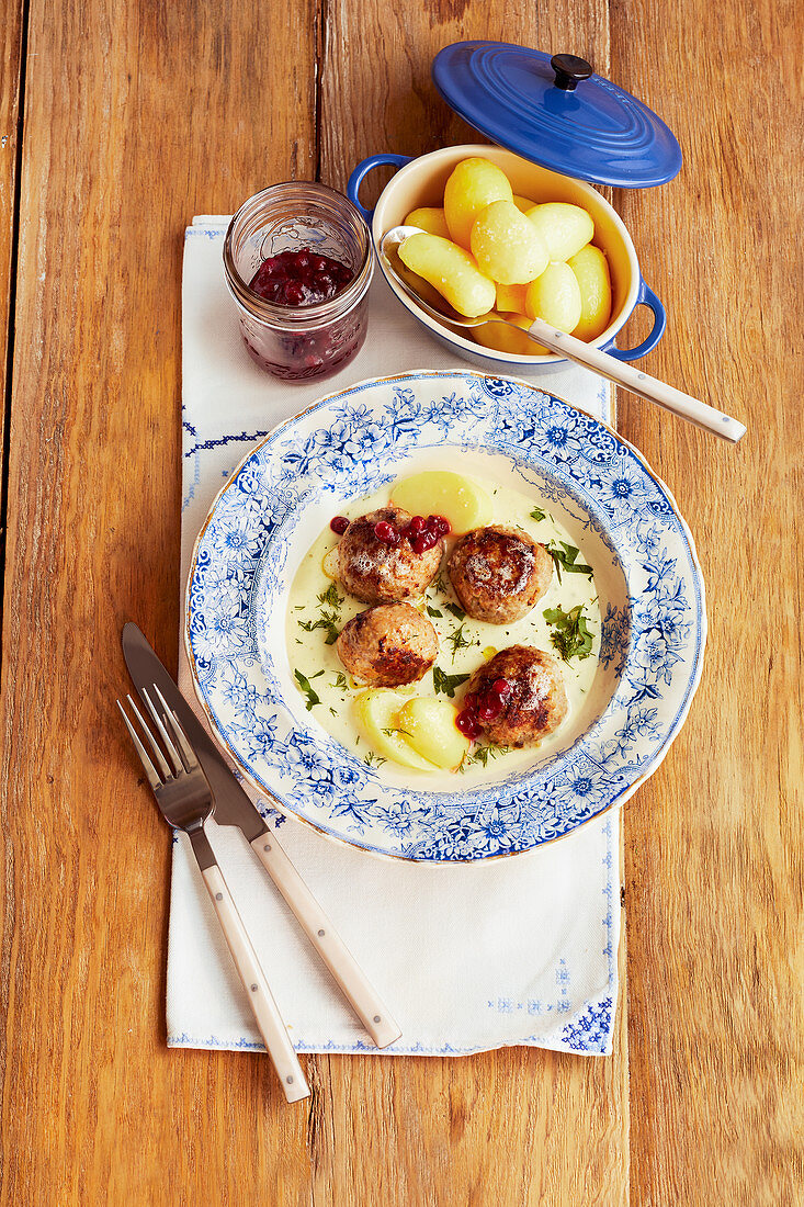Meatballs with potatoes and dill cream sauce