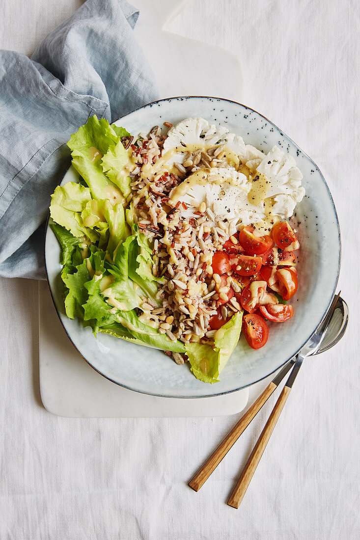 Vitamin-rich chicory and wild rice bowl with cauliflower and tomatoes