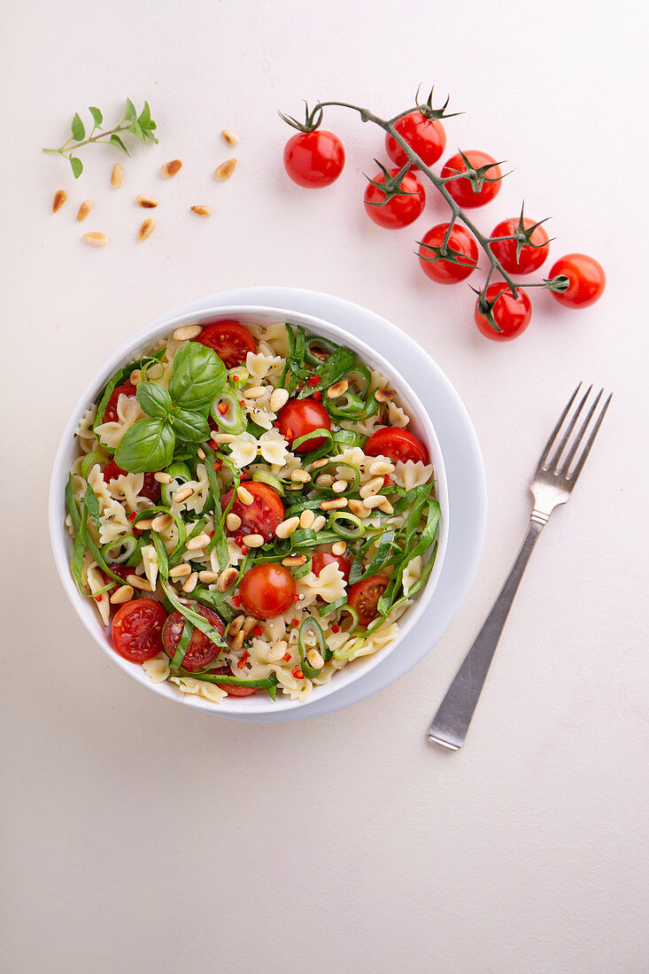 Farfalle salad with spinach, tomatoes and pine nuts