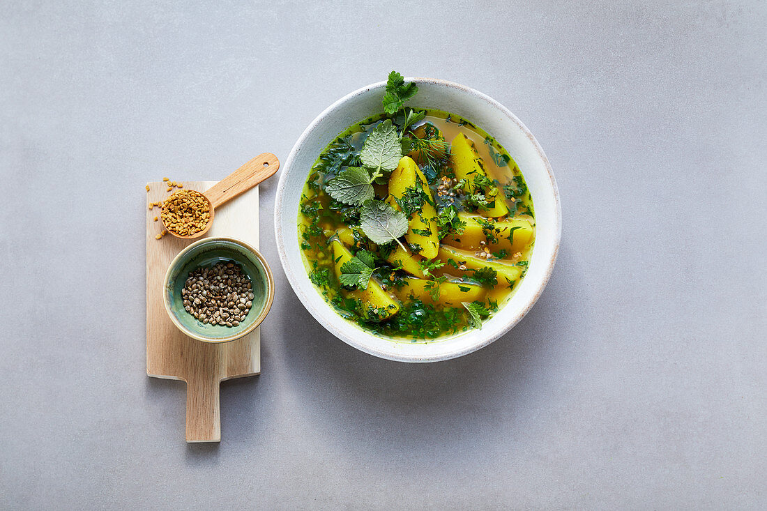 Kartoffel-Kräuter-Suppe mit Kurkuma und Bockshornkleesamen