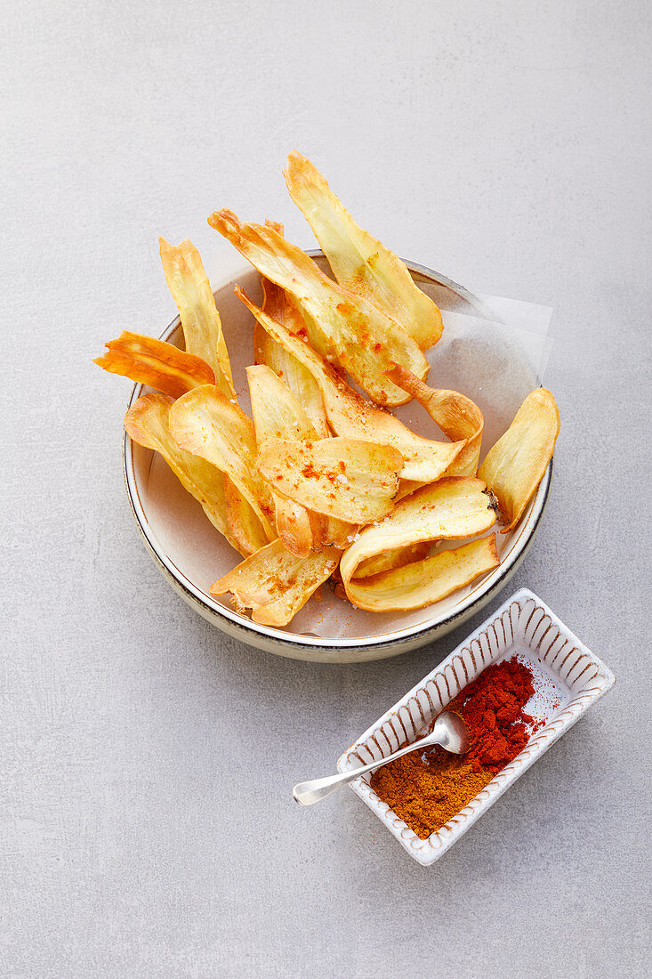 Pastinaken-Chips mit Gewürzen