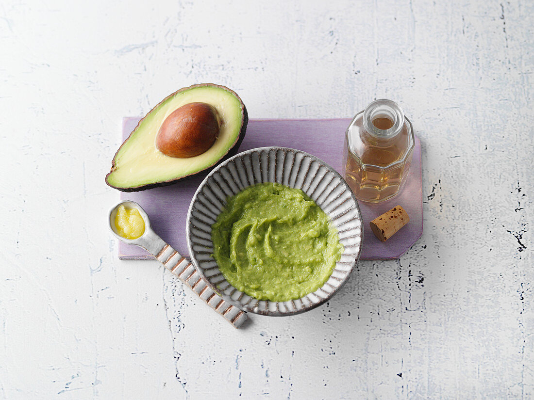 Anti-ageing treatment - peeling, facial toner and mask made from avocado