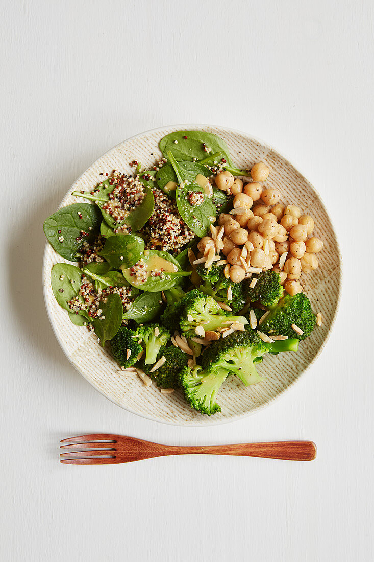 Brokkoli-Quinoa-Bowl mit Kichererbsen und Spinat