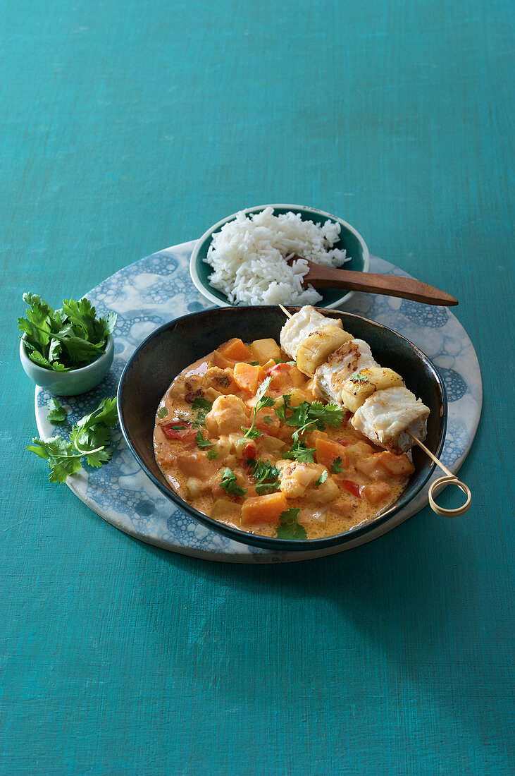 Kürbis-Kokos-Curry mit Fischspieß und Reis