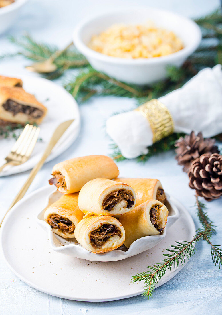 Gebäckröllchen mit Kohl und Pilzen zu Weihnachten